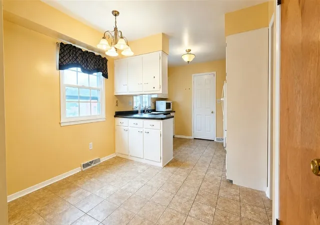 Homes for sale in Decatur, IL | 4103 N Newcastle Dr, Decatur, IL 62526 | MLS# 12627523