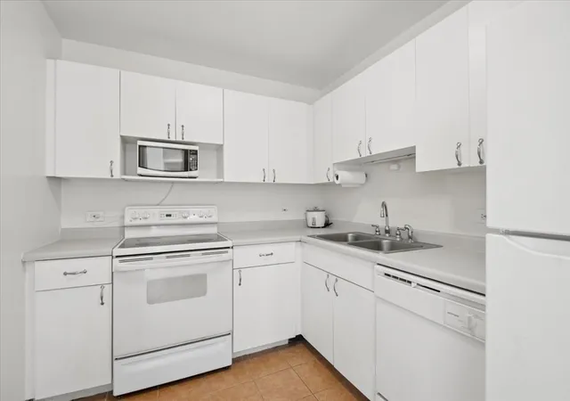 3rd image of 5320 N Sheridan Rd #2403, Chicago, IL 60640 | MLS# 12627916