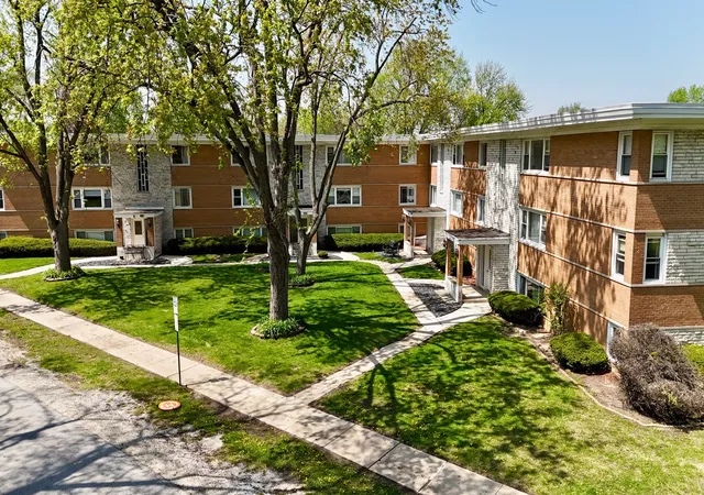 Photo 1 of Single family home for sale at 6910 W 109th Street, Worth, IL 60482 | MLS# 12628030 | Listing updated on 2026-04-24