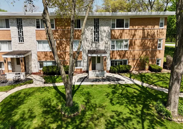 Photo 2 of Single family home for sale at 6910 W 109th Street, Worth, IL 60482 | MLS# 12628030 | Listing updated on 2026-04-24