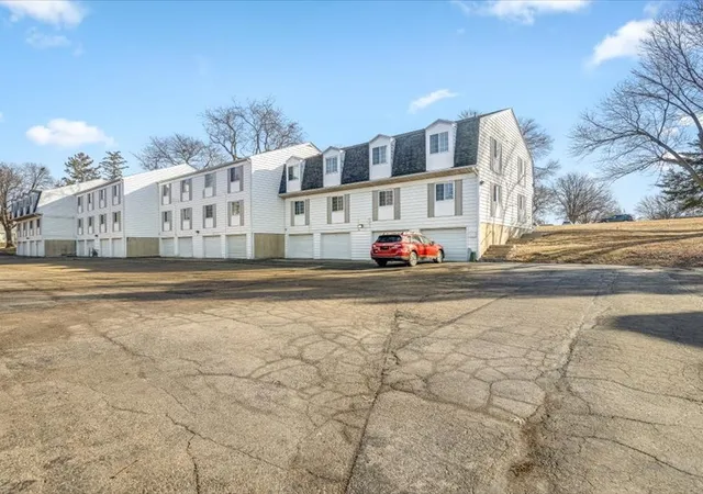 Listing Photo 2 - Condo for sale in building located at 706 Kiwanis Dr, Freeport, IL 61032 - Unit #4