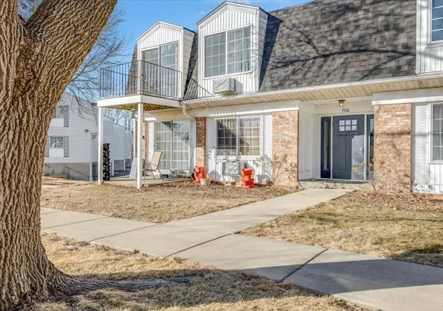 Listing Photo 3 - Condo for sale in building located at 706 Kiwanis Dr, Freeport, IL 61032 - Unit #4