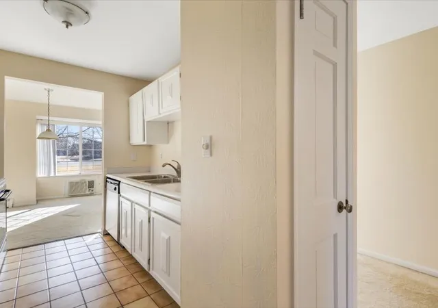 Listing Photo 5 - Condo for sale in building located at 706 Kiwanis Dr, Freeport, IL 61032 - Unit #4