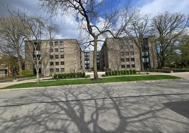 Photo 1 of Condo for sale at 1005 Bonnie Brae Pl #5F, River Forest, IL 60305 | MLS# 12629351 | Listing updated on 2026-10-07