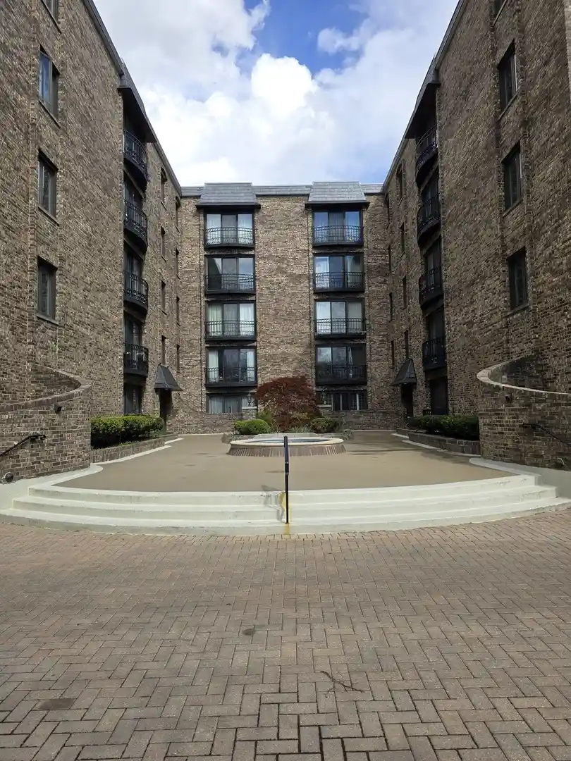 Listing Photo 2 - Condo for sale in 1005 Bonnie Brae Pl located at 1005 Bonnie Brae Pl, River Forest, IL 60305 - Unit #5F