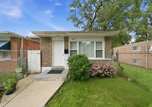 Homes for sale in Chicago, IL | 6909 S Ada St, Chicago, IL 60636 | MLS# 12629481
