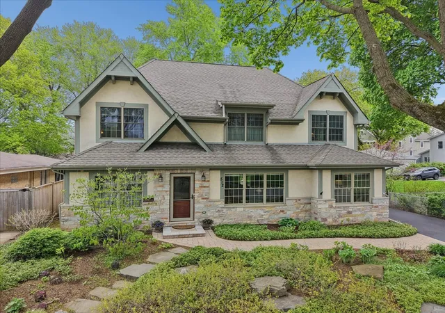 Photo 1 of Single family home for sale at 512 Oak St, Libertyville, IL 60048 | MLS# 12629511 | Listing updated on 2026-09-01