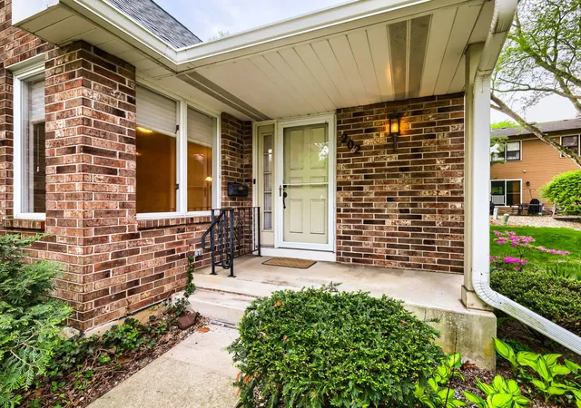 3rd image of 202 Stone Manor Cir, Batavia, IL 60510 | MLS# 12629647