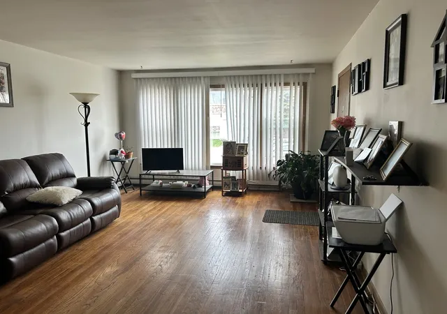Listing Photo 4 - Condo for sale in building located at 352 Crandon Ave, Calumet City, IL 60409
