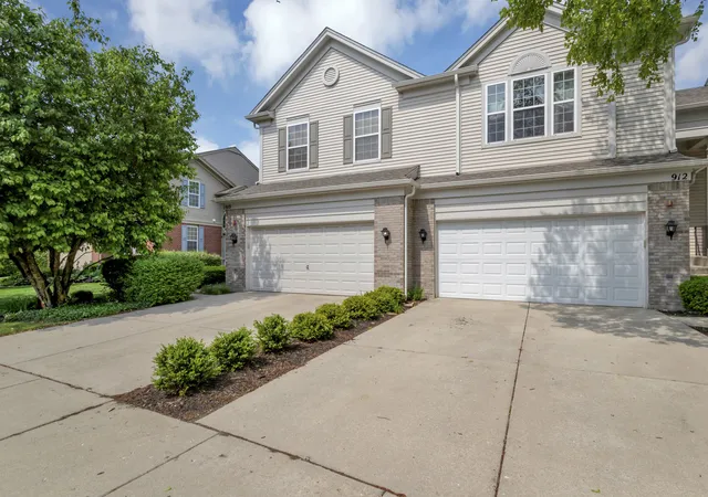 3rd image of 912 Kings Canyon Dr, Streamwood, IL 60107 | MLS# 12630123