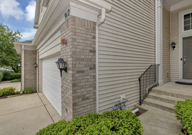 4th image of 912 Kings Canyon Dr, Streamwood, IL 60107 | MLS# 12630123