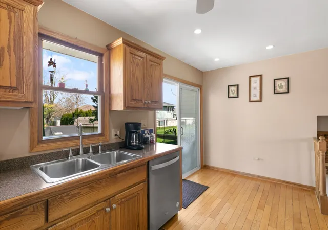 4th image of 7024 Brementowne Rd, Tinley Park, IL 60477 | MLS# 12630684