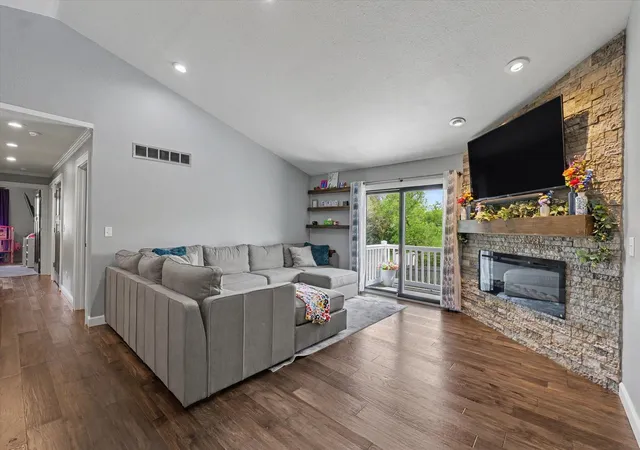 Photo 4 of Single family home for sale at 808 Cedar Ridge Ct, Mahomet, IL 61853 | MLS# 12630757 | Listing updated on 2026-09-05