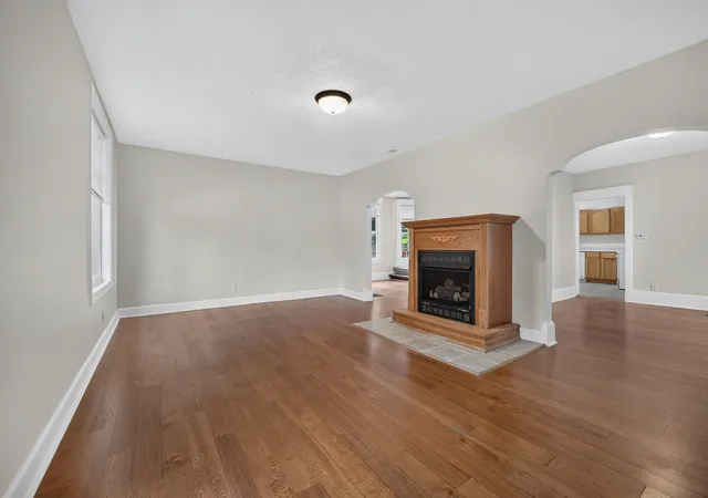 Photo 2 of Single family home for sale at 605 S Lee St, Bloomington, IL 61701 | MLS# 12630966 | Listing updated on 2026-10-03