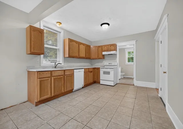 Photo 4 of Single family home for sale at 605 S Lee St, Bloomington, IL 61701 | MLS# 12630966 | Listing updated on 2026-10-03