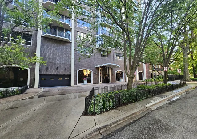 2nd image of 1515 N Astor St #23BC, Chicago, IL 60610 | MLS# 12631235