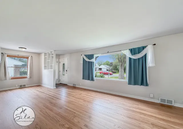 3rd image of 401 Linn Ave, Crystal Lake, IL 60014 | MLS# 12631511