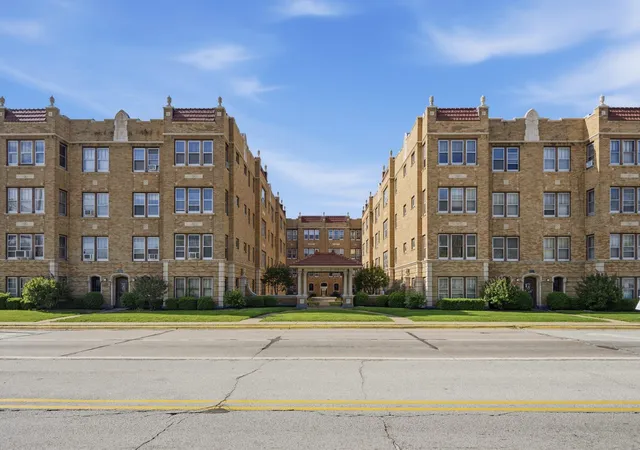 Listing Photo 2 - Condo for sale in building located at 1622 18Th Ave, Rock Island, IL 61201 - Unit #24