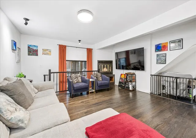 Homes for sale in Chicago, IL | 1009 W Wolfram St #1E, Chicago, IL 60657 | MLS# 12633559