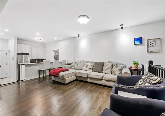 Homes for sale in Chicago, IL | 1009 W Wolfram St #1E, Chicago, IL 60657 | MLS# 12633559