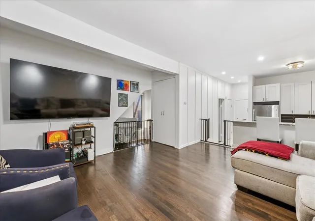 Homes for sale in Chicago, IL | 1009 W Wolfram St #1E, Chicago, IL 60657 | MLS# 12633559