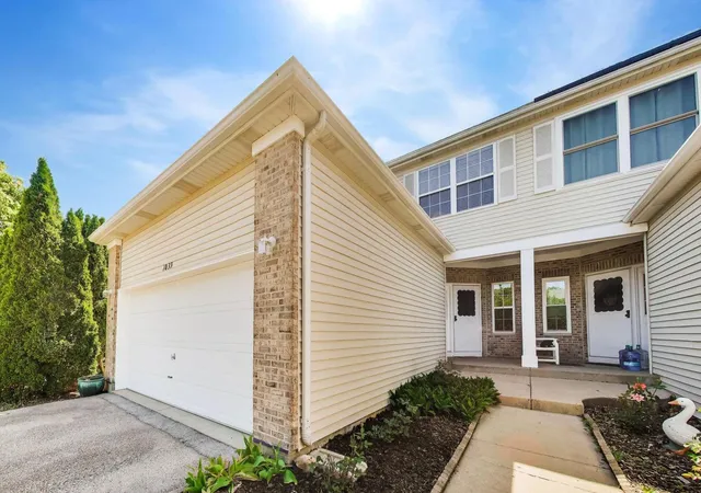 Homes for sale in Lake In The Hills, IL | 1039 Viewpoint Dr, Lake In The Hills, IL 60156 | MLS# 12633583