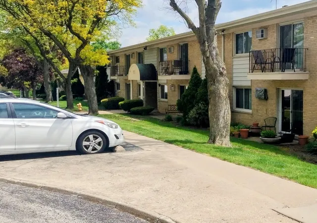 4th image of 551 Carlysle Dr #10, Clarendon Hills, IL 60514 | MLS# 12633798