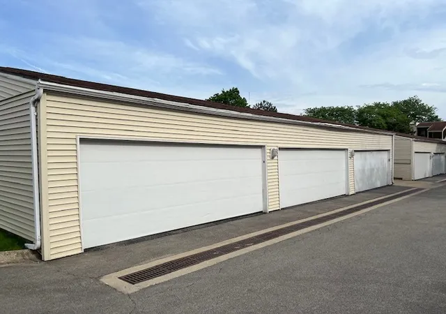 Listing Photo 4 - Condo for sale in building located at 183 N Waters Edge Dr W, Glendale Heights, IL 60139 - Unit #301