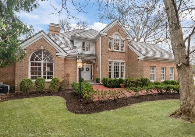 Homes for sale in Lake Forest, IL | 852 Gloucester Xing, Lake Forest, IL 60045 | MLS# 12634185