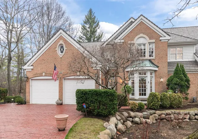 Homes for sale in Lake Forest, IL | 852 Gloucester Xing, Lake Forest, IL 60045 | MLS# 12634185
