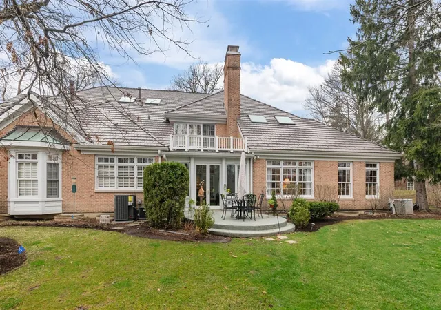 Homes for sale in Lake Forest, IL | 852 Gloucester Xing, Lake Forest, IL 60045 | MLS# 12634185