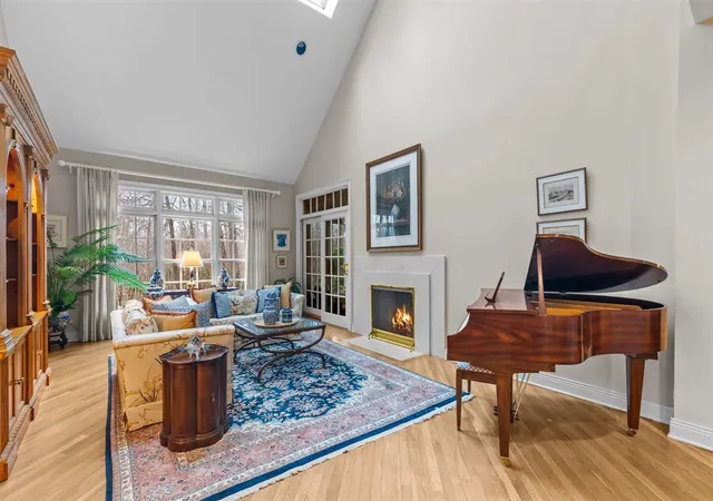 Homes for sale in Lake Forest, IL | 852 Gloucester Xing, Lake Forest, IL 60045 | MLS# 12634185