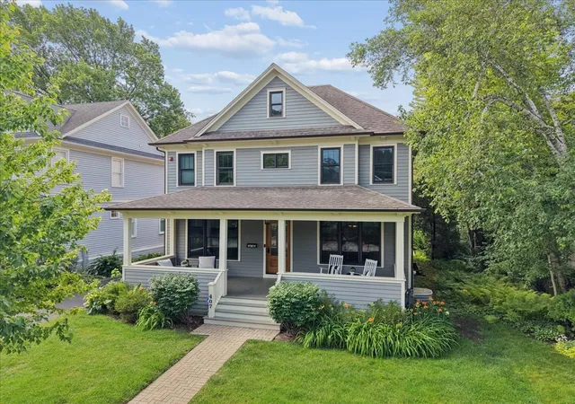 Photo 1 of Single family home for sale at 407 Mckinley Ave, Libertyville, IL 60048 | MLS# 12634633 | Listing updated on 2026-09-01