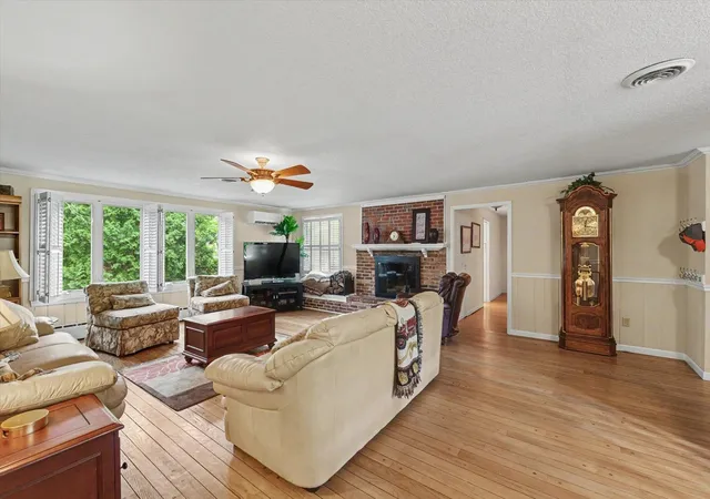 Photo 4 of Single family home for sale at 401 Turkey Farm Rd, Mahomet, IL 61853 | MLS# 12634950 | Listing updated on 2026-09-28