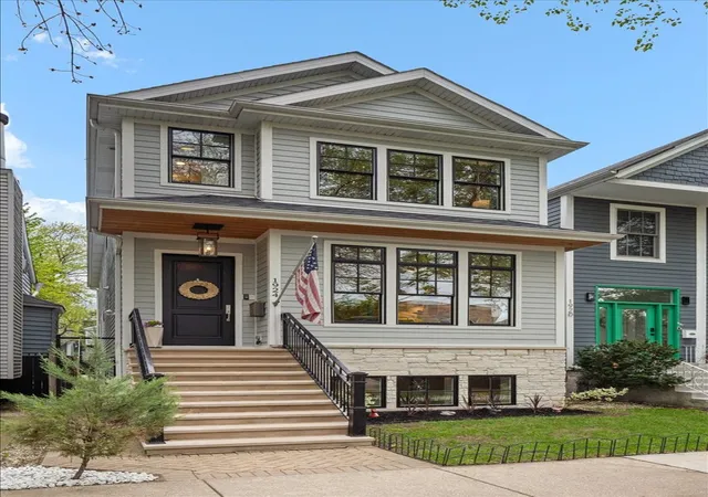 Homes for sale in Chicago, IL | 1924 W Farragut Ave, Chicago, IL 60640 | MLS# 12635358