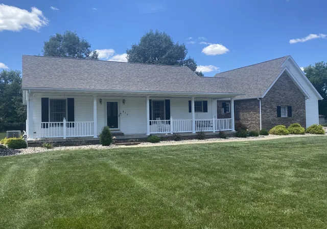 Homes for sale in Centralia, IL | 514 Country Club Rd, Centralia, IL 62801 | MLS# 12635392