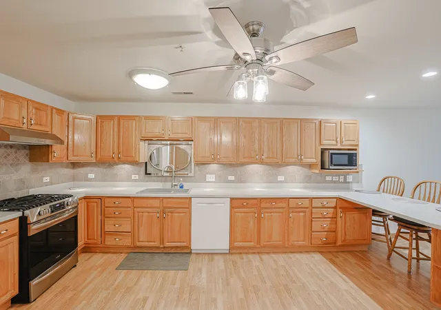 5th image of 27 E Hattendorf Ave, Roselle, IL 60172