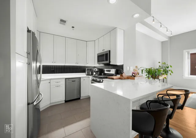 Photo 3 of Condo for sale at 3325 N Lincoln Ave #302, Chicago, IL 60657 | MLS# 12635825 | Listing updated on 2026-08-17