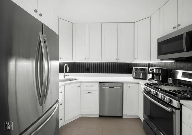 Photo 4 of Condo for sale at 3325 N Lincoln Ave #302, Chicago, IL 60657 | MLS# 12635825 | Listing updated on 2026-08-17