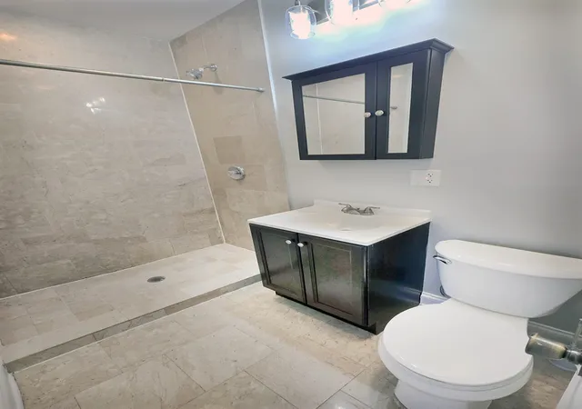 Listing Photo 4 - Condo for sale in building located at 1937 W Granville Ave, Chicago, IL 60660
