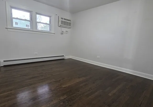 2nd image of 1105 Holiday Ln, Des Plaines, IL 60016