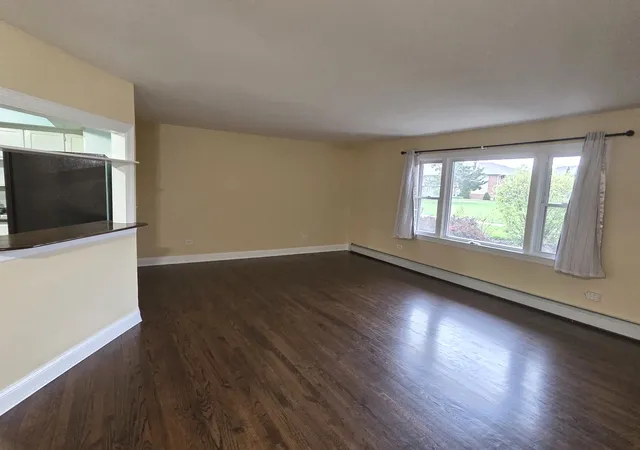 3rd image of 1105 Holiday Ln #6, Des Plaines, IL 60016 | MLS# 12636340