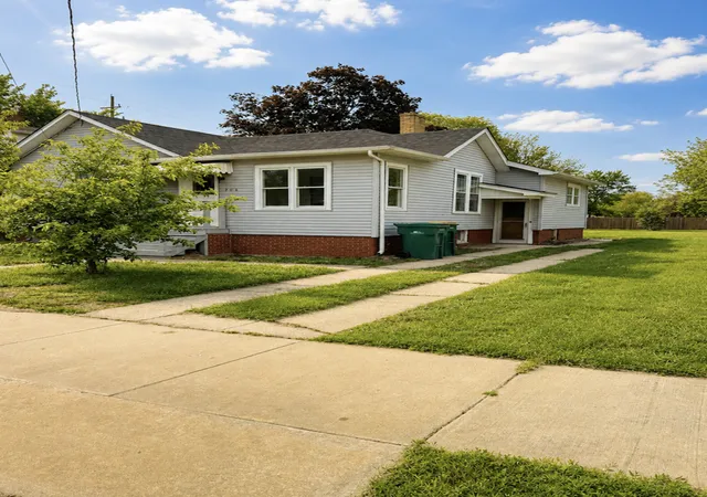 Homes for sale in Streator, IL | 504 E Stanton St, Streator, IL 61364 | MLS# 12636541