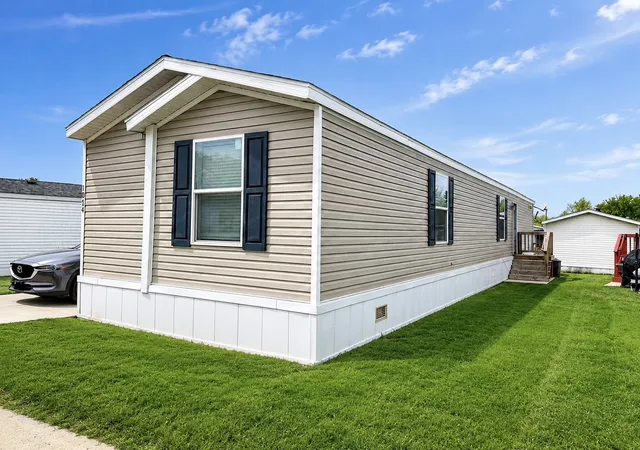 Photo 2 of Manufactured home for sale at 1014 Nw Alma Cir, Round Lake, IL 60073 | MLS# 12636590 | Listing updated on 2026-09-24