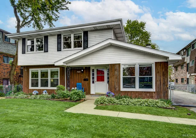 Homes for sale in Chicago Ridge, IL | 9826 Nottingham Ave, Chicago Ridge, IL 60415 | MLS# 12636608