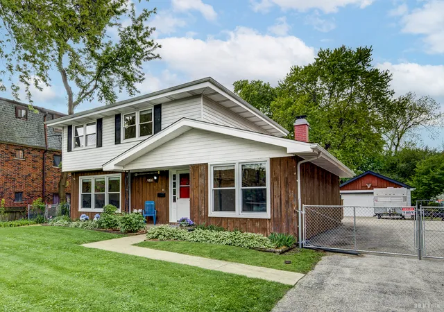 Homes for sale in Chicago Ridge, IL | 9826 Nottingham Ave, Chicago Ridge, IL 60415 | MLS# 12636608
