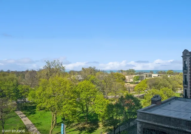Homes for sale in Chicago, IL | 345 W Fullerton Parkway, Chicago, IL 60614 | Houzeo