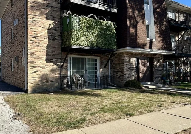 Homes for sale in Chicago Ridge, IL | 7008 Oconnell Drive, Chicago Ridge, IL 60415 | Houzeo