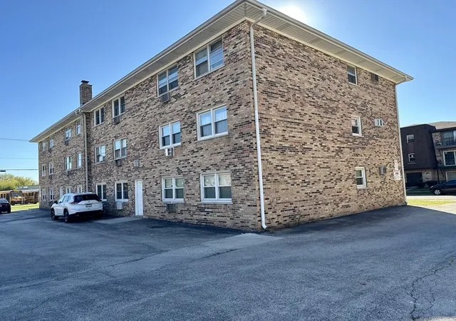 Homes for sale in Chicago Ridge, IL | 7008 Oconnell Dr #201, Chicago Ridge, IL 60415 | MLS# 12636950