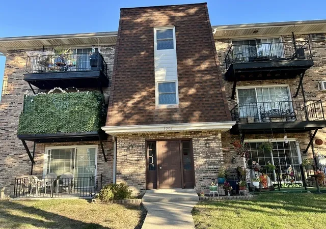 Homes for sale in Chicago Ridge, IL | 7008 Oconnell Dr #201, Chicago Ridge, IL 60415 | MLS# 12636950